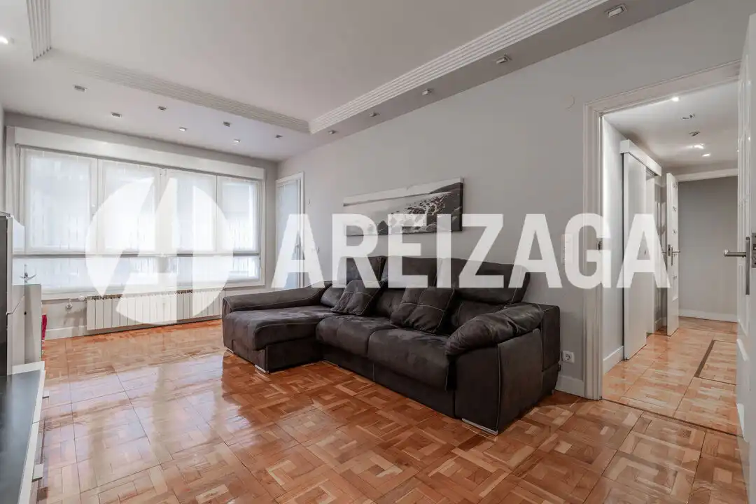 Sala d'estar de Pis en venda en Donostia - San Sebastián  amb Calefacció i Balcó