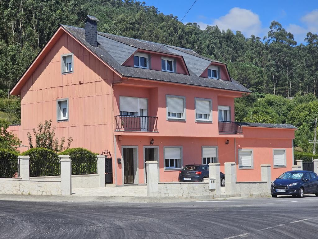 Vista exterior de Casa o xalet en venda en Boiro amb Calefacció, Parquet i Terrassa