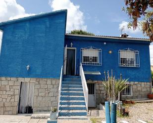 Vista exterior de Casa o xalet en venda en Colmenar del Arroyo amb Aire condicionat i Jardí privat