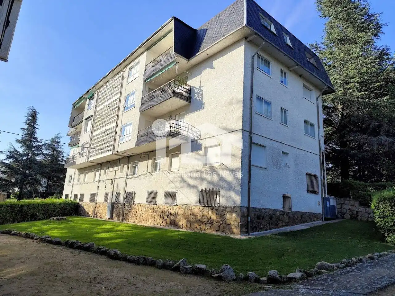 Vista exterior de Pis en venda en Las Navas del Marqués  amb Parquet, Terrassa i Traster