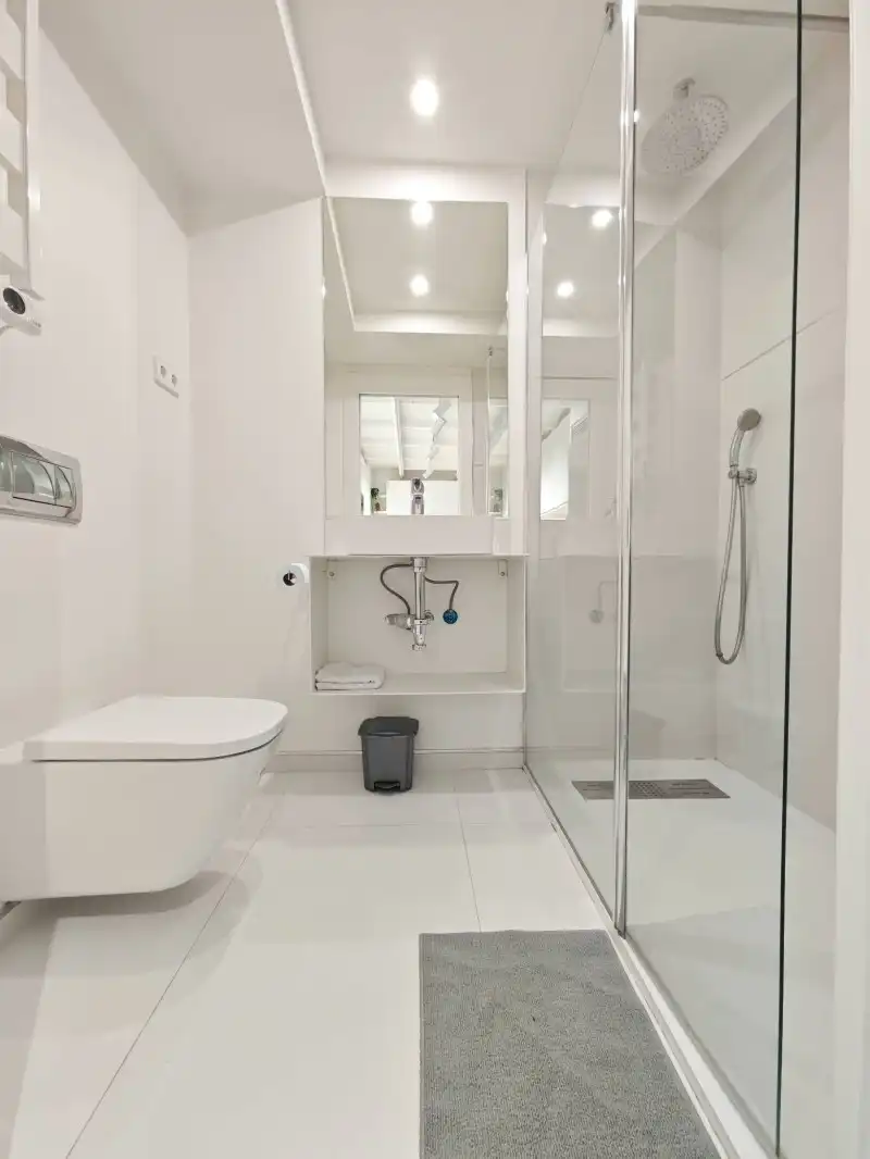 Badezimmer von Wohnung zur Miete in Madrid mit Klimaanlage, Heizung und Privatgarten