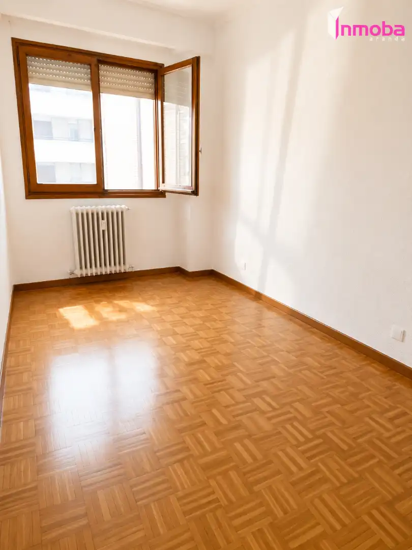 Sala de estar de Piso en venta en Aranda de Duero con Calefacción, Parquet y Terraza