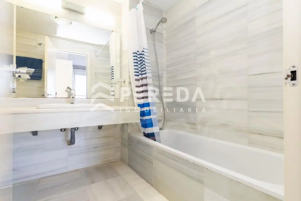 Badezimmer von Dachboden zum Verkauf in Roquetas de Mar mit Privatgarten, Terrasse und Abstellraum