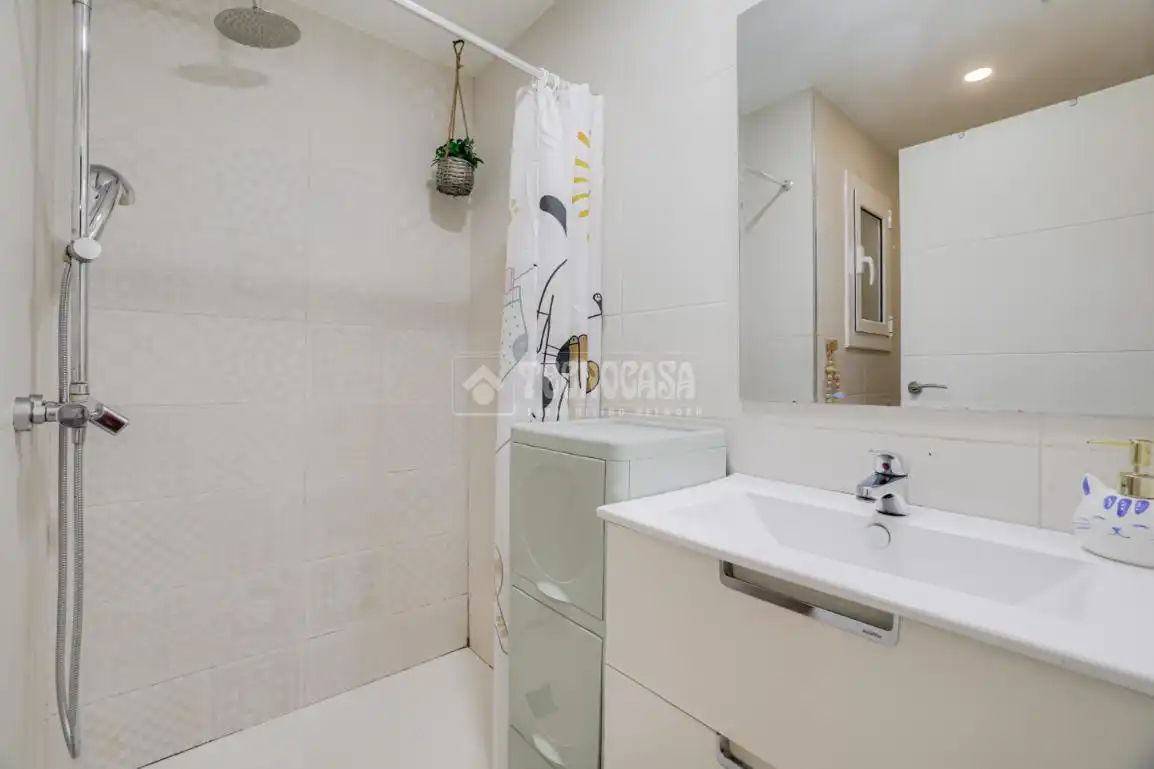 Bany de Pis en venda en Sant Feliu de Llobregat amb Calefacció