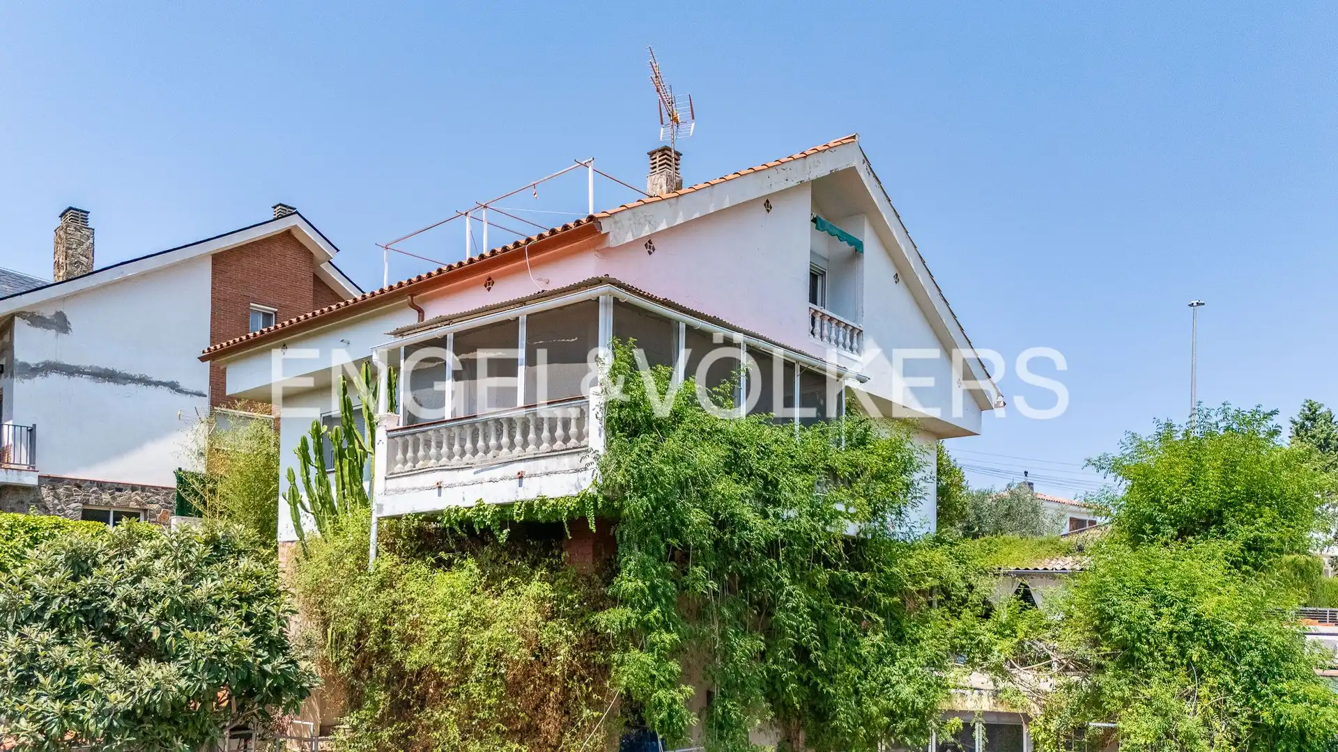 Vista exterior de Casa o xalet en venda en Castellar del Vallès amb Aire condicionat, Calefacció i Terrassa