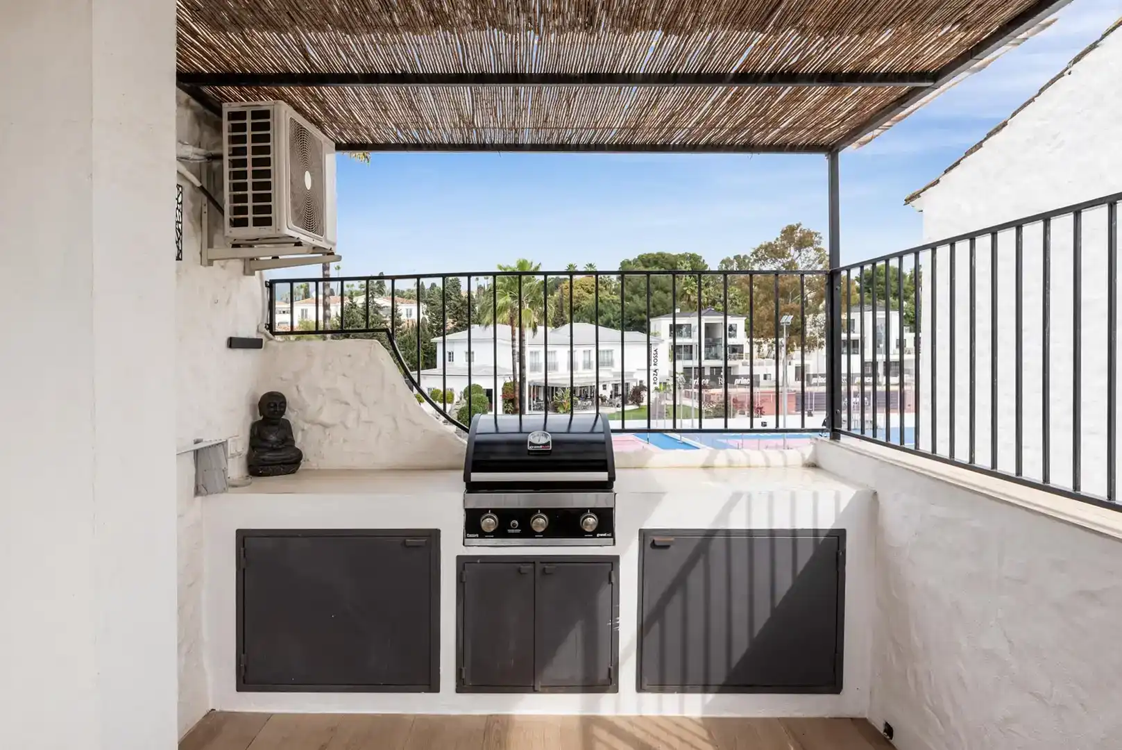 Terrassa de Pis en venda en Estepona amb Aire condicionat, Piscina i Balcó