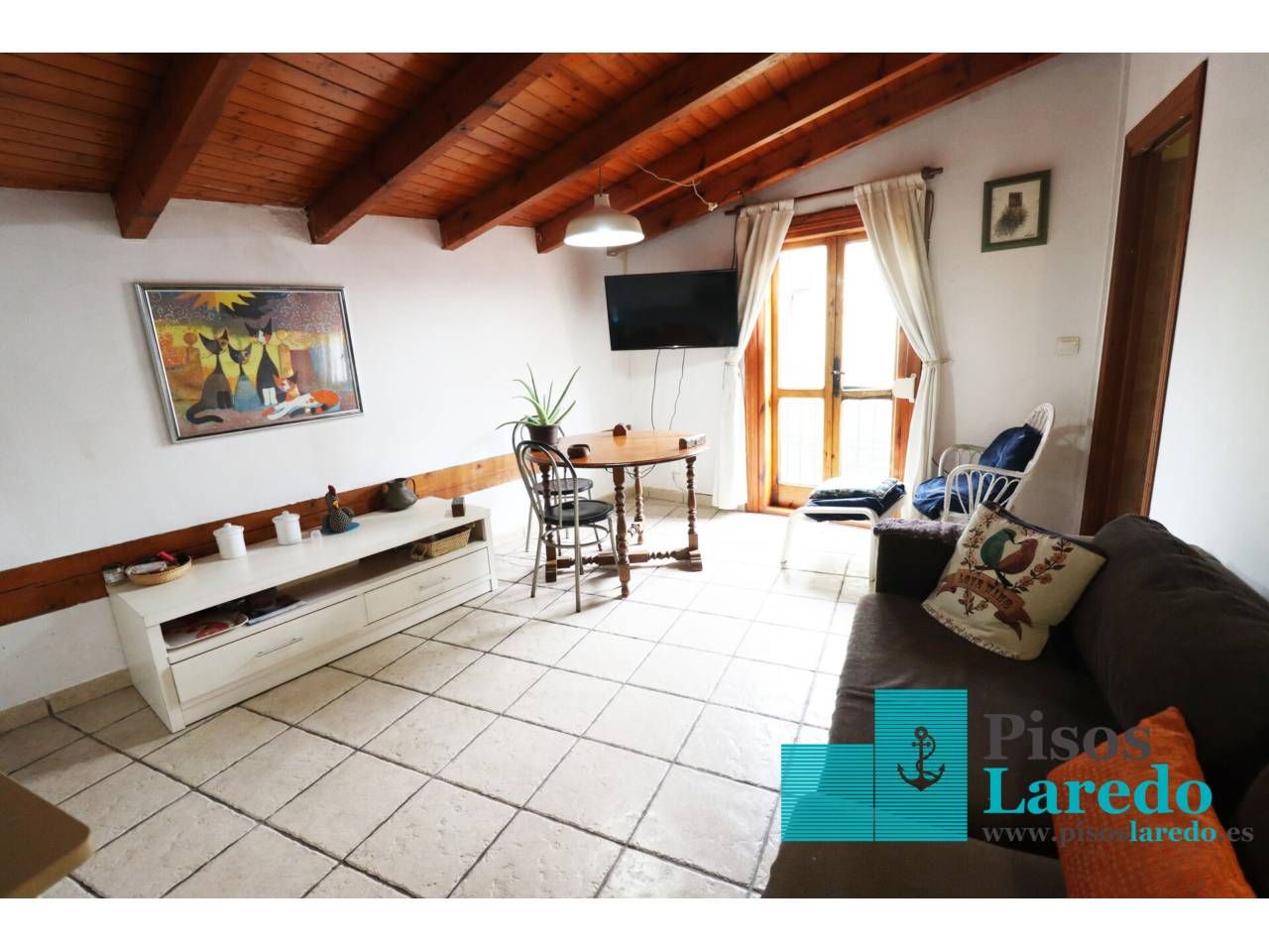Sala d'estar de Àtic de lloguer en Laredo amb Moblat