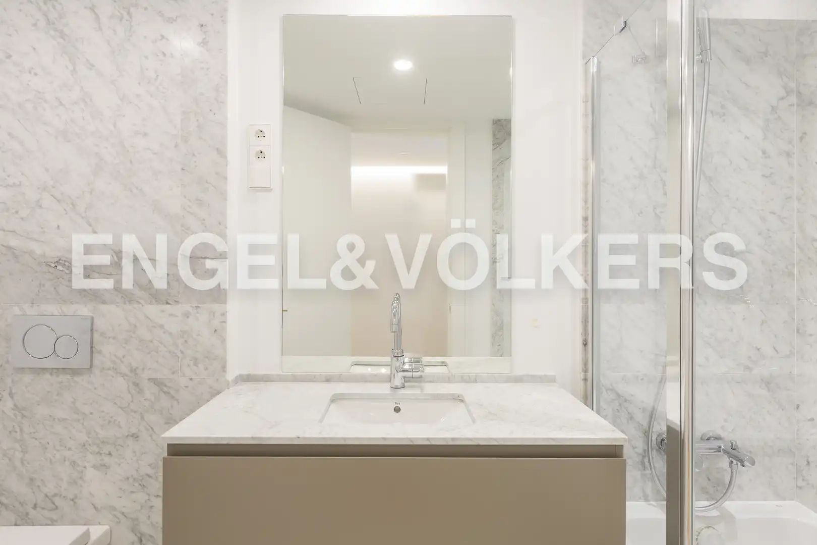 Bathroom of Flat for rent in Madrid  with Air Conditioner, Heating and Storage room