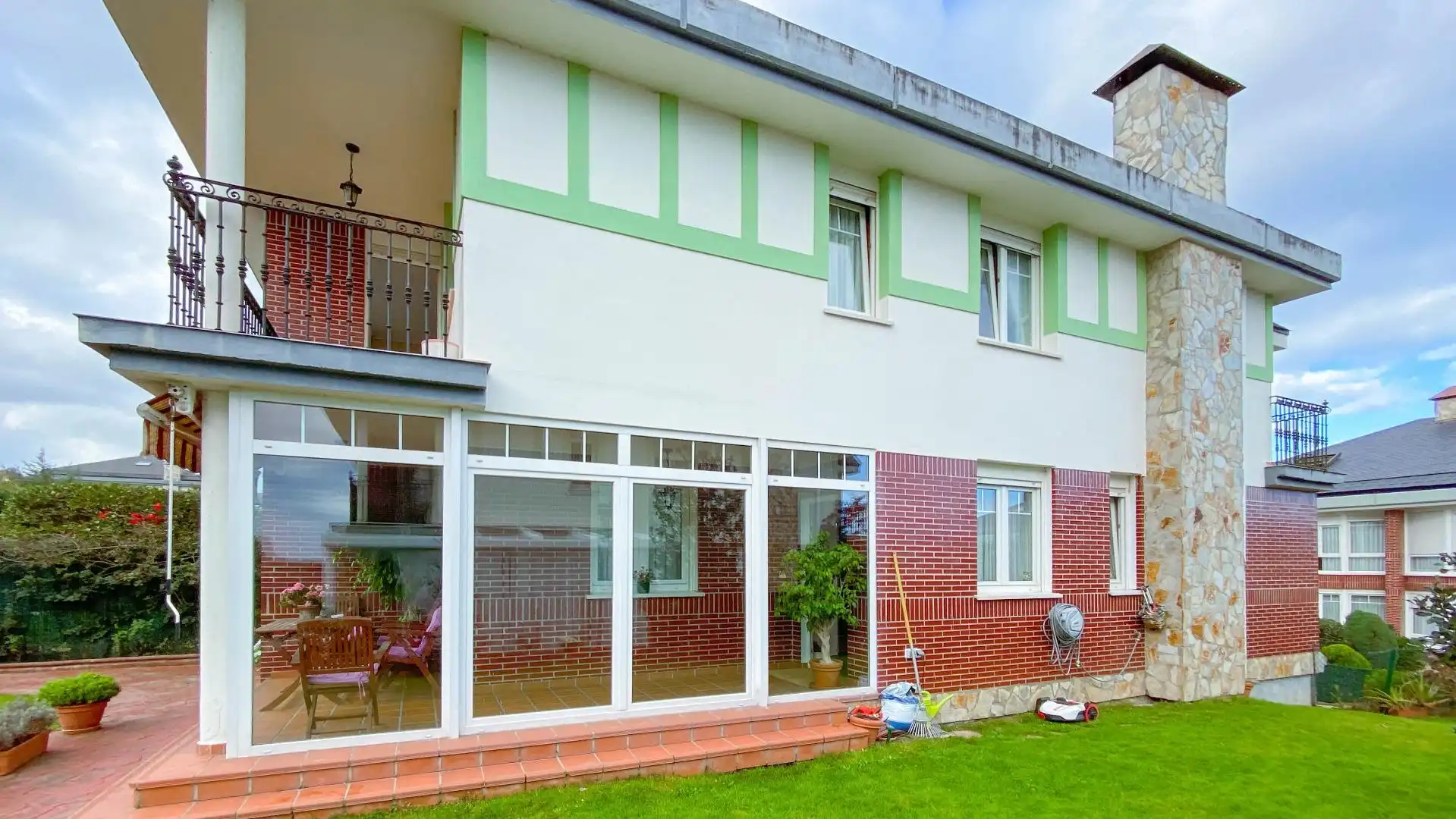 Vista exterior de Casa adosada en venta en Santa Cruz de Bezana con Calefacción, Jardín privado y Trastero
