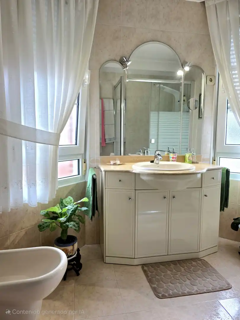Badezimmer von Einfamilien-Reihenhaus zum Verkauf in Castro-Urdiales mit Heizung, Privatgarten und Parkett