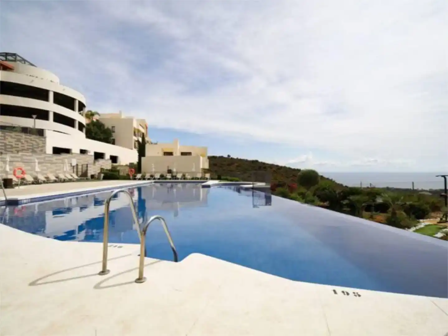 Schwimmbecken von Wohnung zur Miete in Marbella mit Klimaanlage, Schwimmbad und Balkon