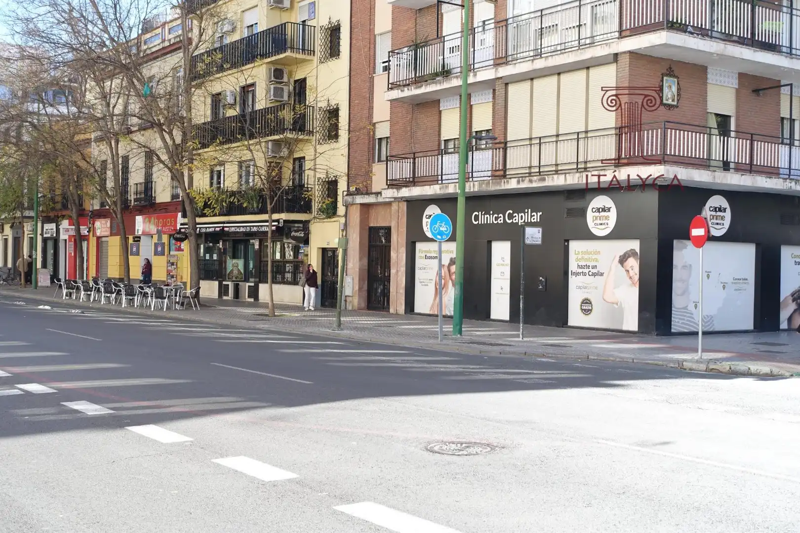 Vista exterior de Local en venda en Sevilla amb Aire condicionat