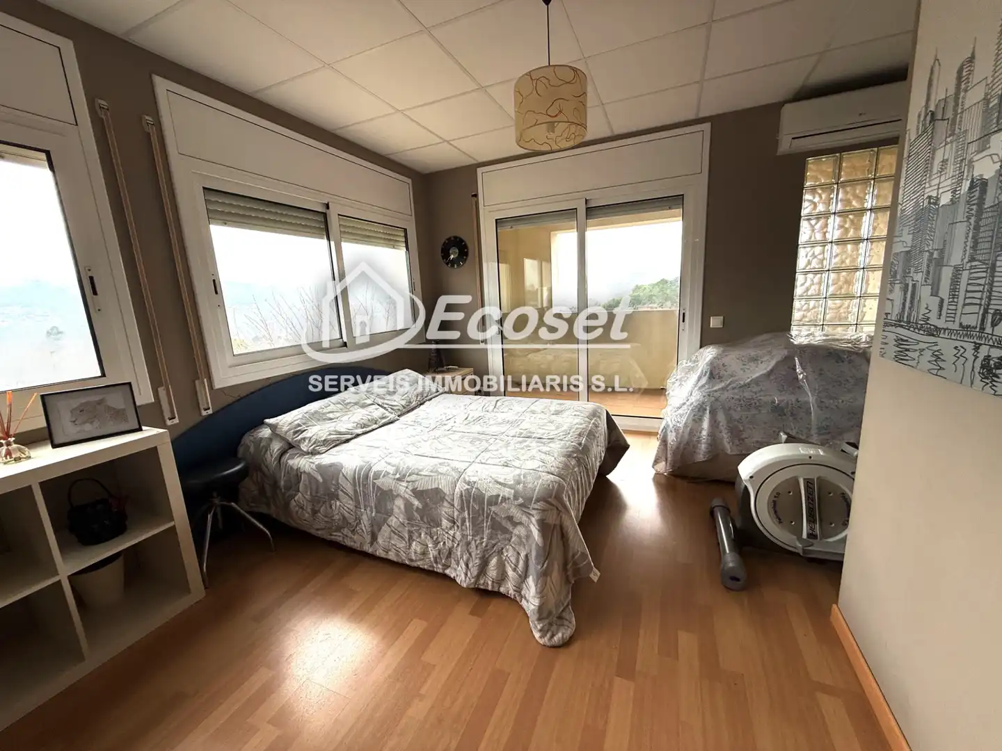 Schlafzimmer von Haus oder Chalet zum Verkauf in Vallirana mit Klimaanlage, Heizung und Privatgarten