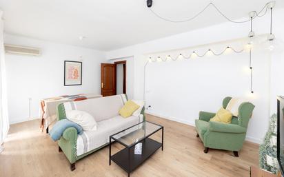 Living room of Flat for sale in  Granada Capital  with Air Conditioner, Terrace and Balcony