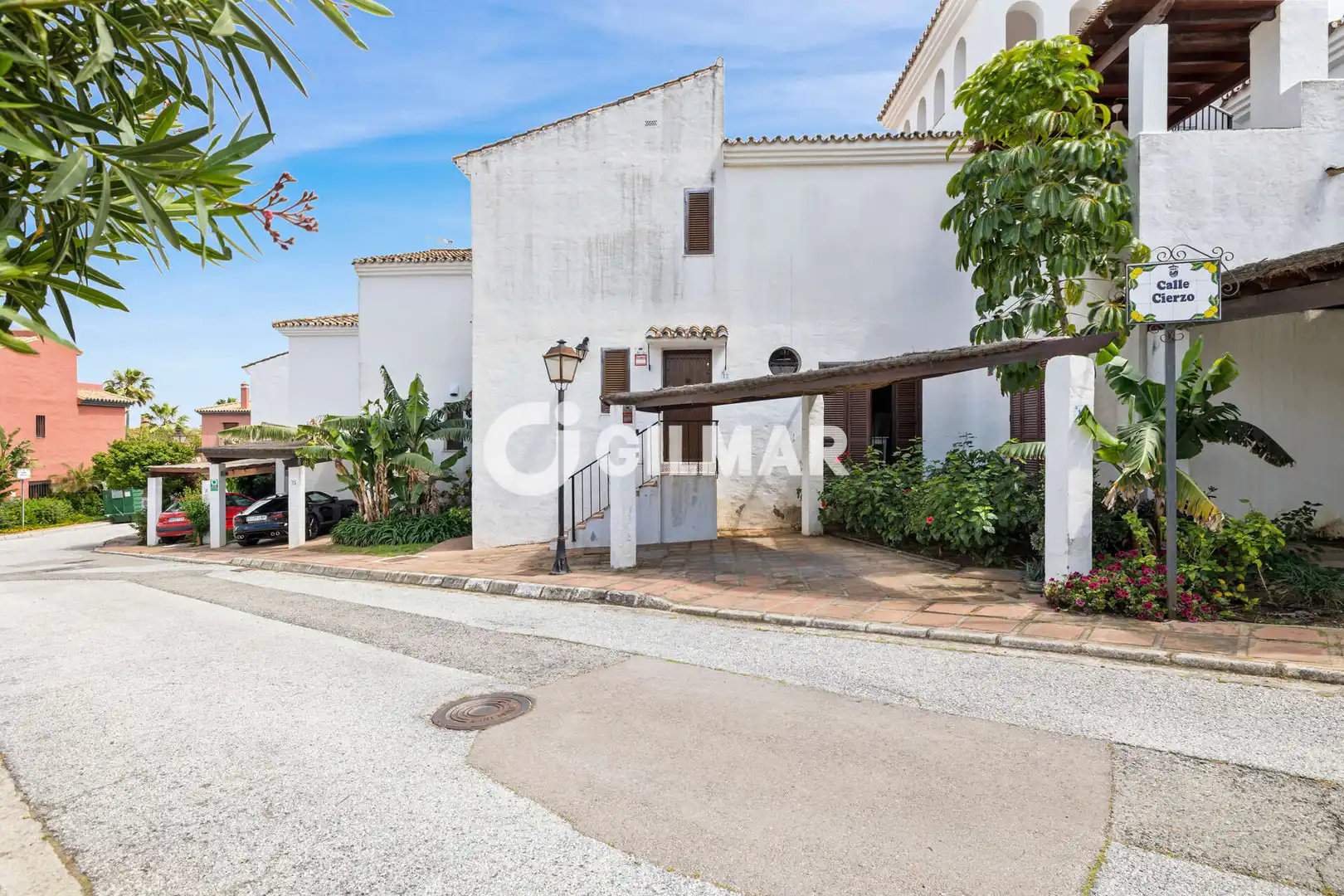 Außenansicht von Einfamilien-Reihenhaus zum Verkauf in Estepona mit Privatgarten und Schwimmbad