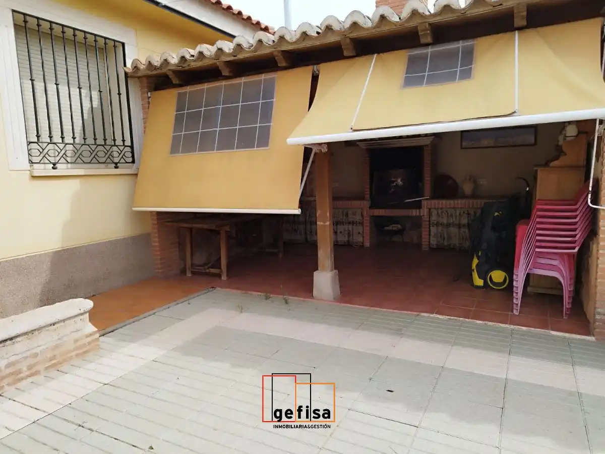 Vista exterior de Casa o chalet en venta en Valdepeñas con Calefacción, Trastero y Piscina