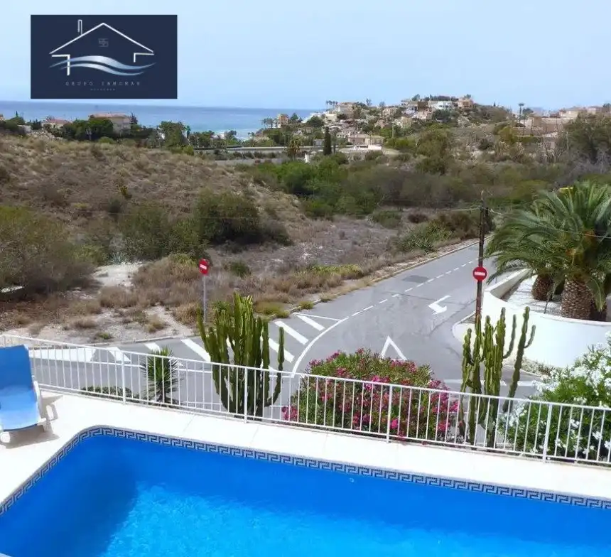 Vista exterior de Casa o xalet en venda en El Campello amb Aire condicionat, Calefacció i Jardí privat