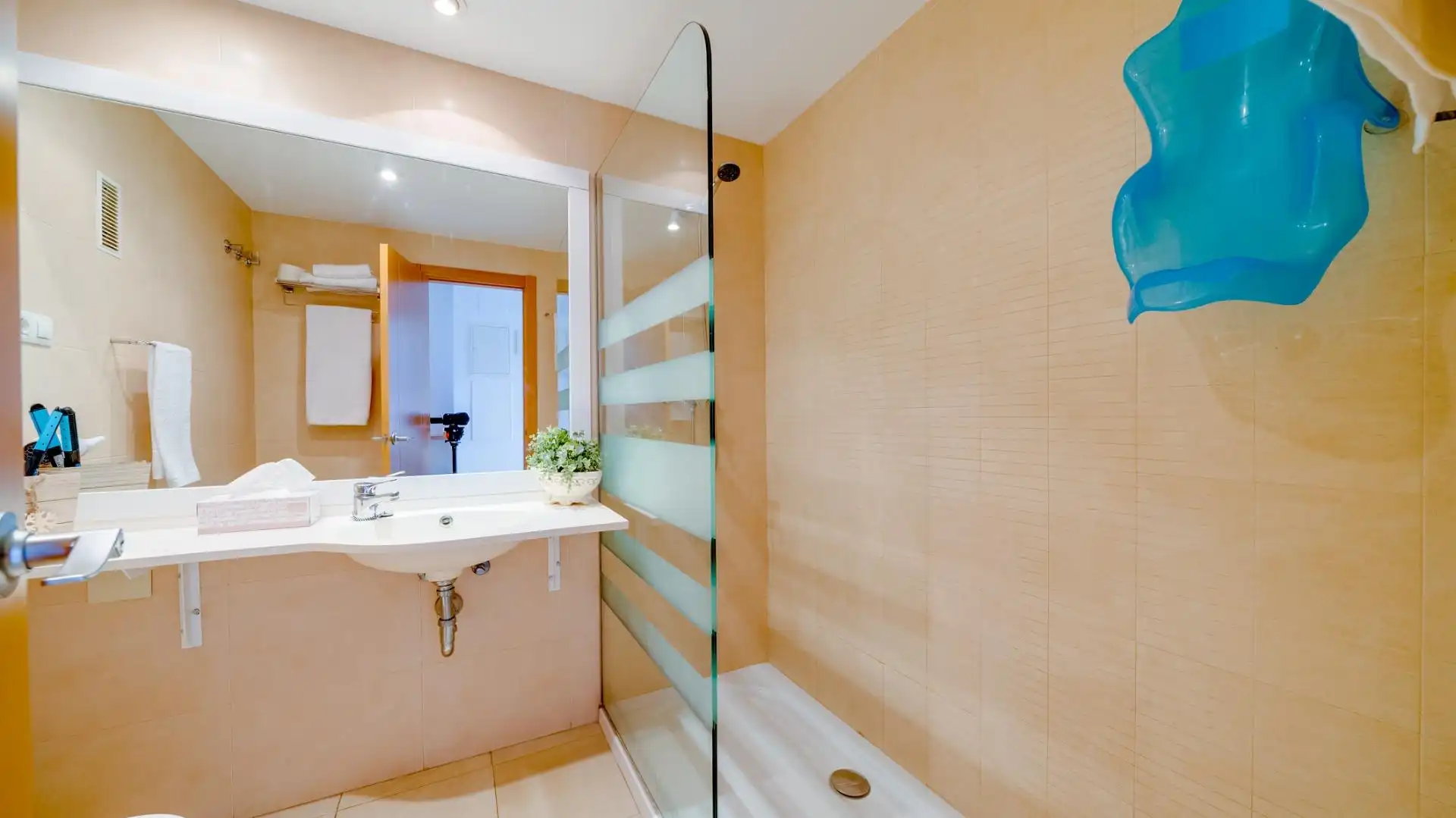 Baño de Apartamento de alquiler en Benidorm con Aire acondicionado, Calefacción y Jardín privado