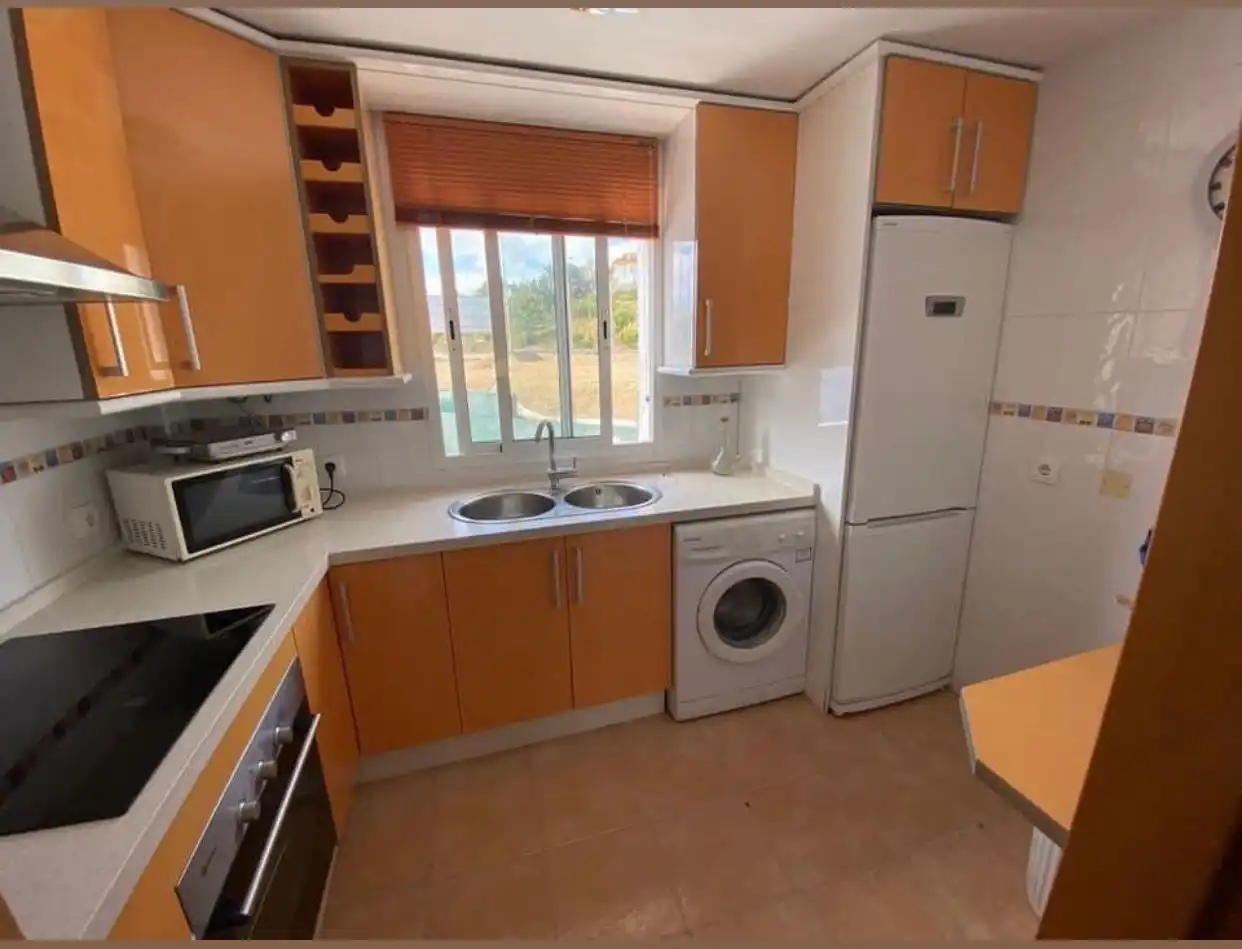 Cuina de Dúplex de lloguer en Algeciras amb Aire condicionat, Moblat i Piscina comunitària