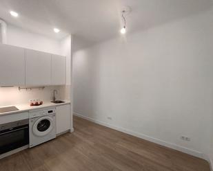 Kitchen of Flat to rent in  Madrid Capital  with Air Conditioner, Oven and Washing machine