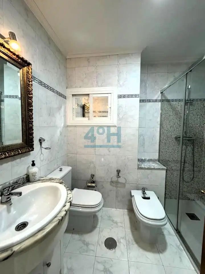 Bathroom of Flat for rent in Ourense Capital   with Heating, Parquet flooring and Balcony