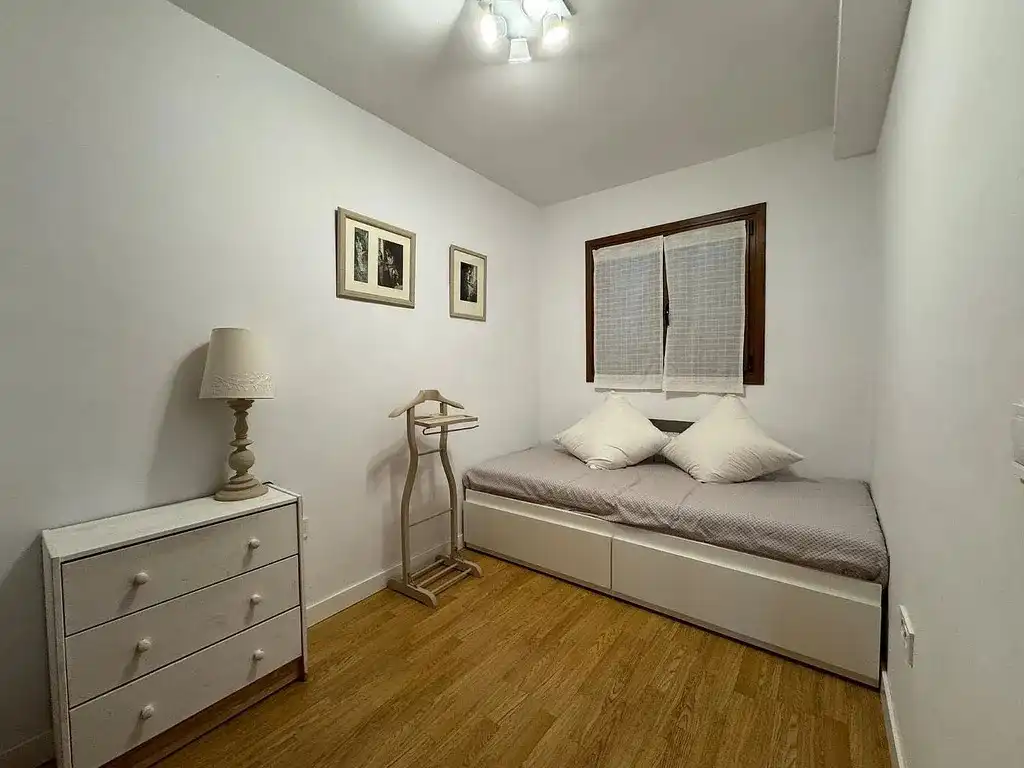 Habitación de Casa adosada en venta en El Escorial con Calefacción, Jardín privado y Parquet