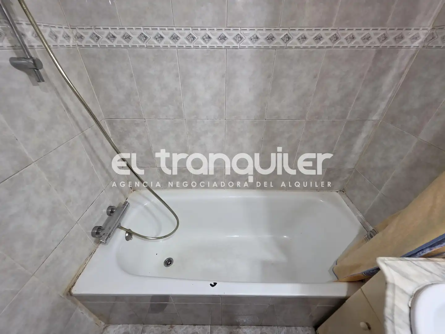 Bany de Pis de lloguer en Madrid amb Aire condicionat, Terrassa i Moblat