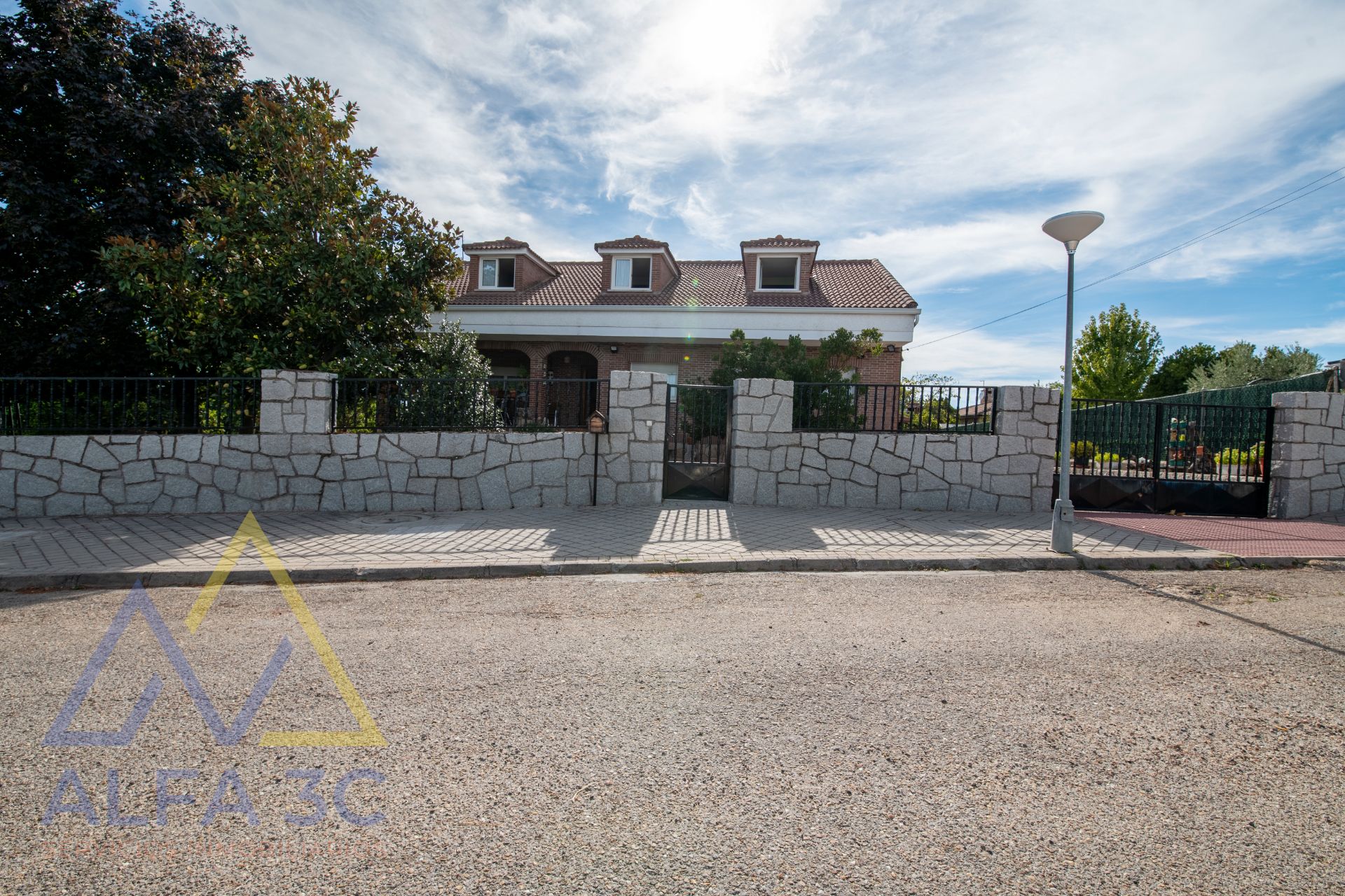 Vista exterior de Casa o xalet en venda en Pedrezuela amb Aire condicionat, Calefacció i Jardí privat