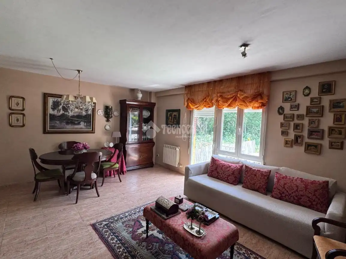 Sala de estar de Casa adosada en venta en Valdefresno con Calefacción, Parquet y Piscina comunitaria