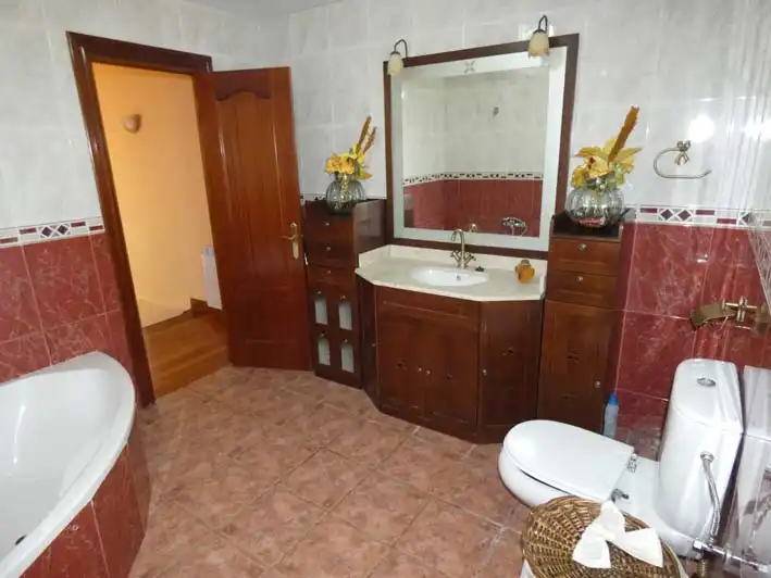 Baño de Casa o chalet en venta en Villarcayo de Merindad de Castilla la Vieja con Calefacción, Jardín privado y Amueblado