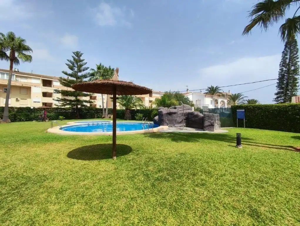 Piscina de Apartament en venda en Dénia amb Aire condicionat, Calefacció i Terrassa