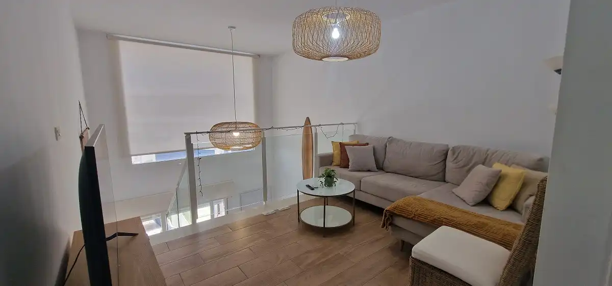 Sala de estar de Casa adosada de alquiler en Santa Pola con Aire acondicionado, Jardín privado y Amueblado