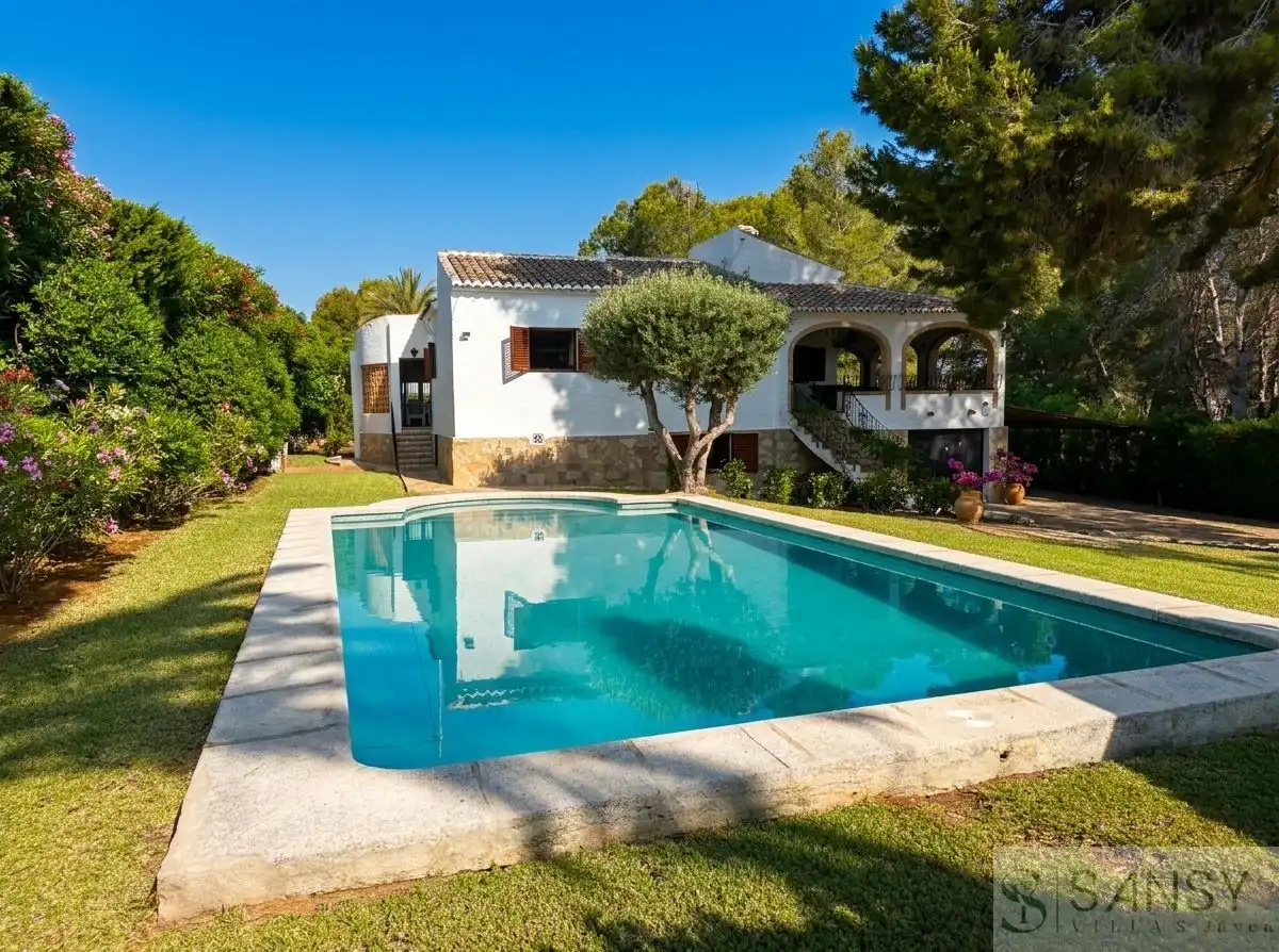 Detached house with pool for sale in Puerto