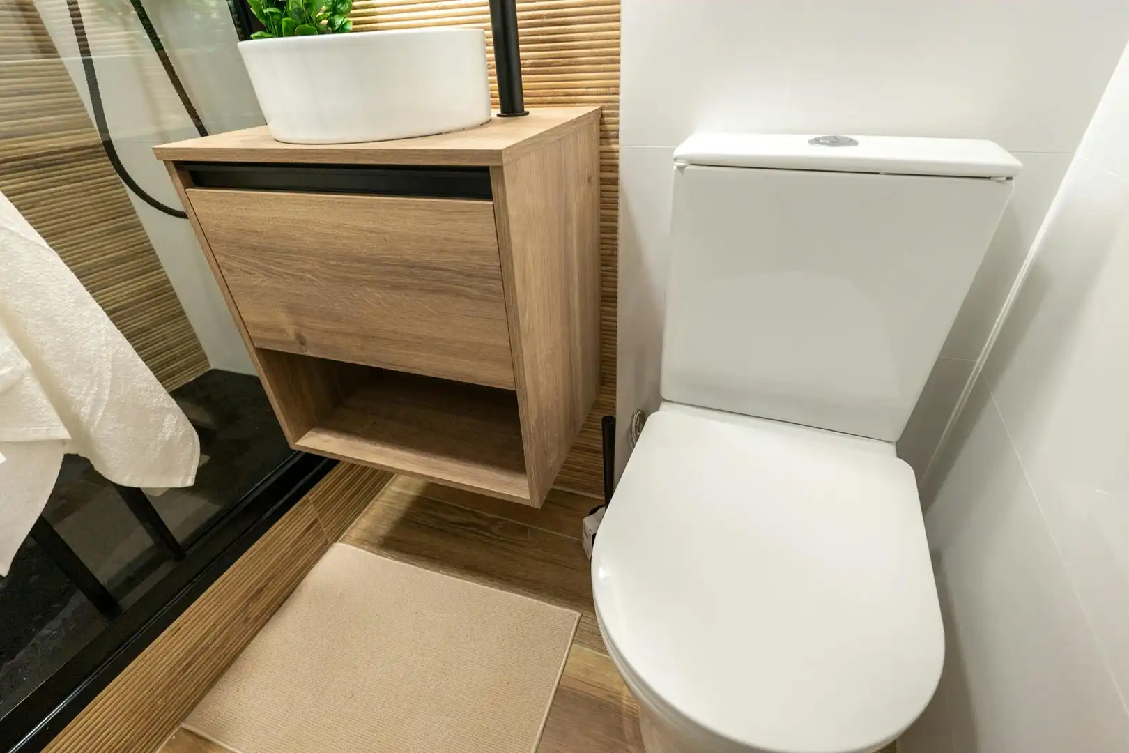 Baño de Piso de alquiler en Madrid con Aire acondicionado, Calefacción y Jardín privado