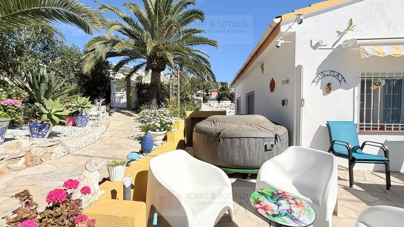 Casa amb jardí en venda a Avenida ITALIA