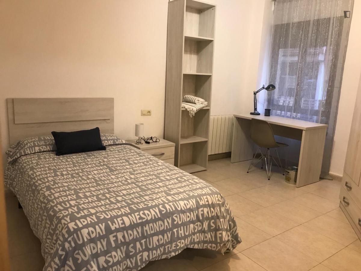 Apartment to share in Salesas