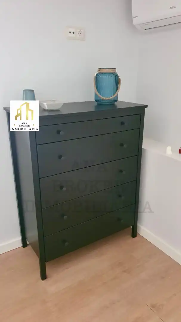 Dormitori de Apartament en venda en Ronda amb Moblat