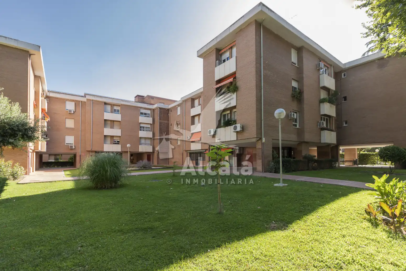 Vista exterior de Pis en venda en Alcalá de Henares amb Aire condicionat, Calefacció i Moblat