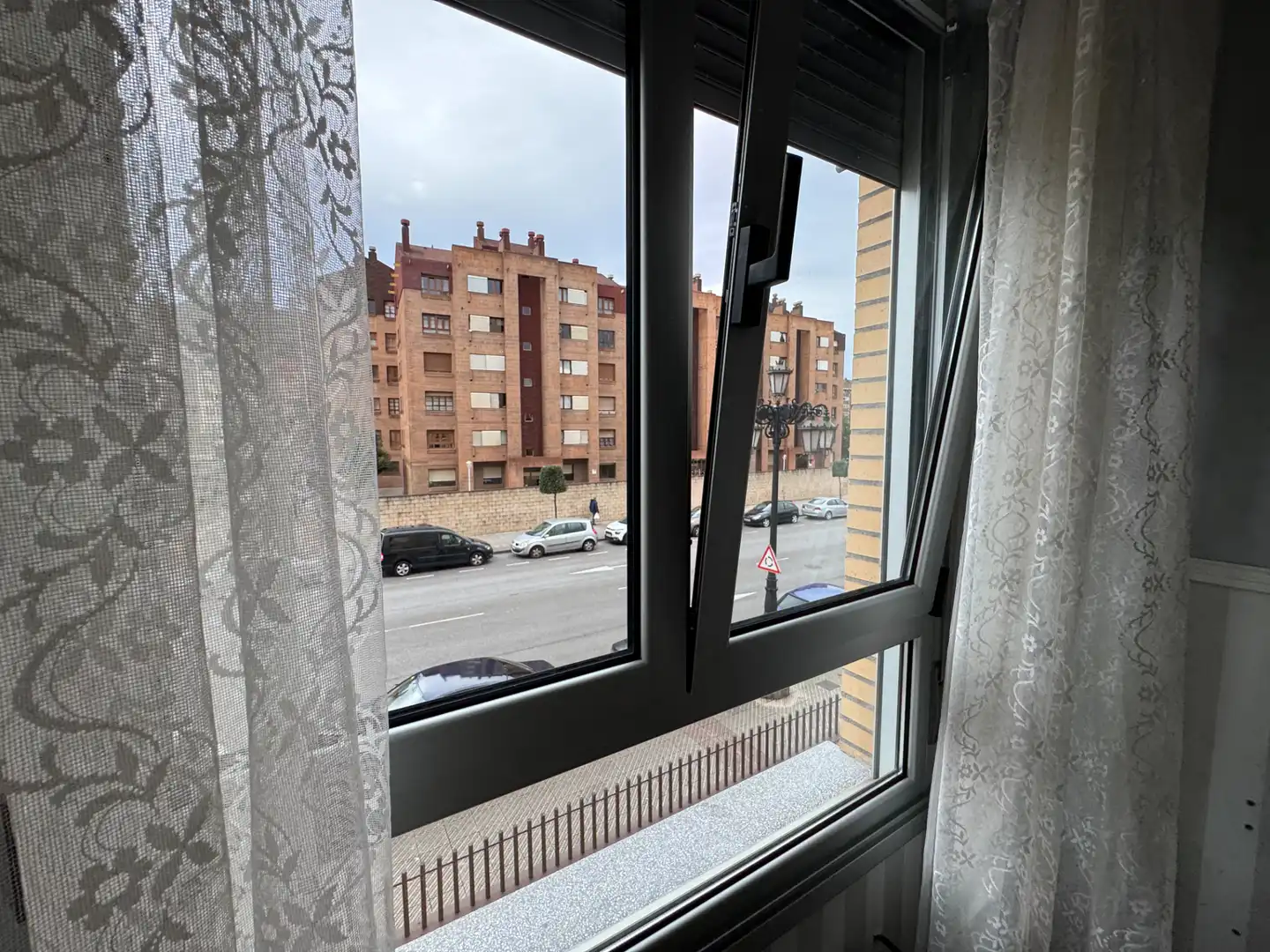 Vista exterior de Pis en venda en Oviedo  amb Calefacció, Parquet i Traster
