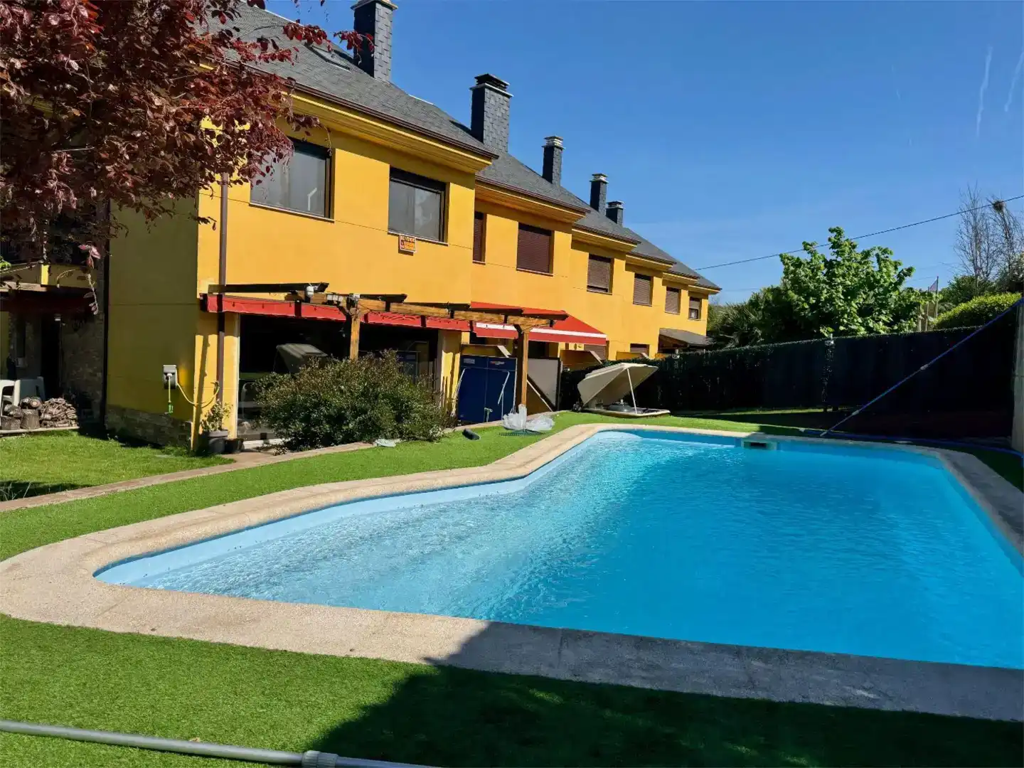 Piscina de Casa adosada en venda en Cacabelos amb Jardí privat, Traster i Piscina
