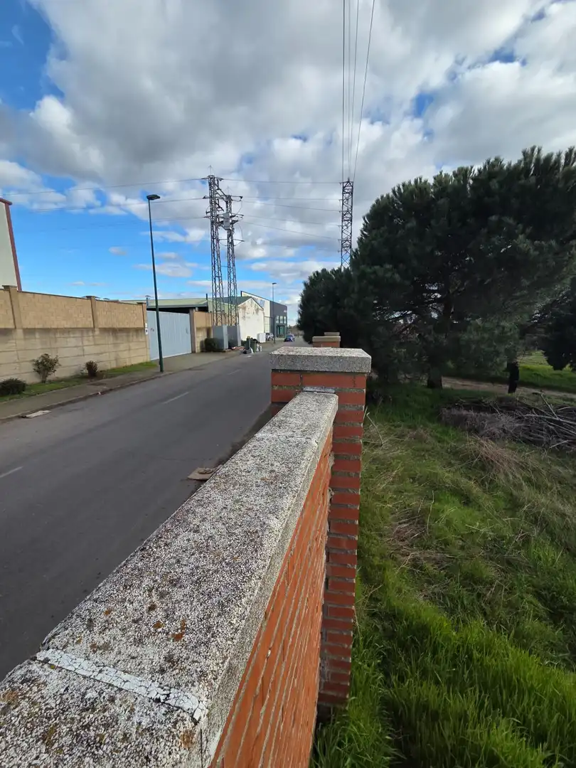 Vista exterior de Nau industrial en venda en San Andrés del Rabanedo