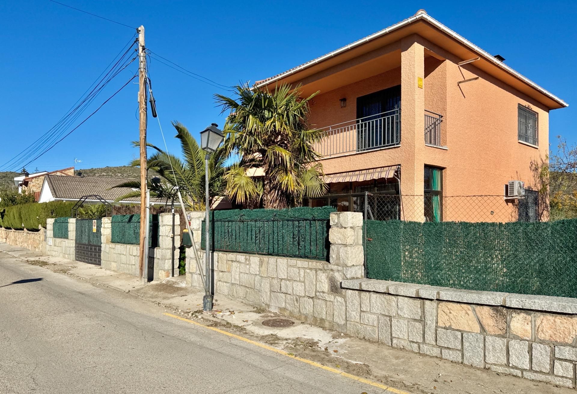Vista exterior de Casa o xalet en venda en Torrelaguna amb Aire condicionat, Calefacció i Jardí privat