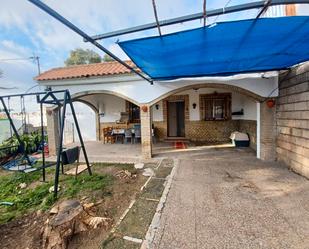 Vista exterior de Finca rústica en venda en Guillena amb Piscina