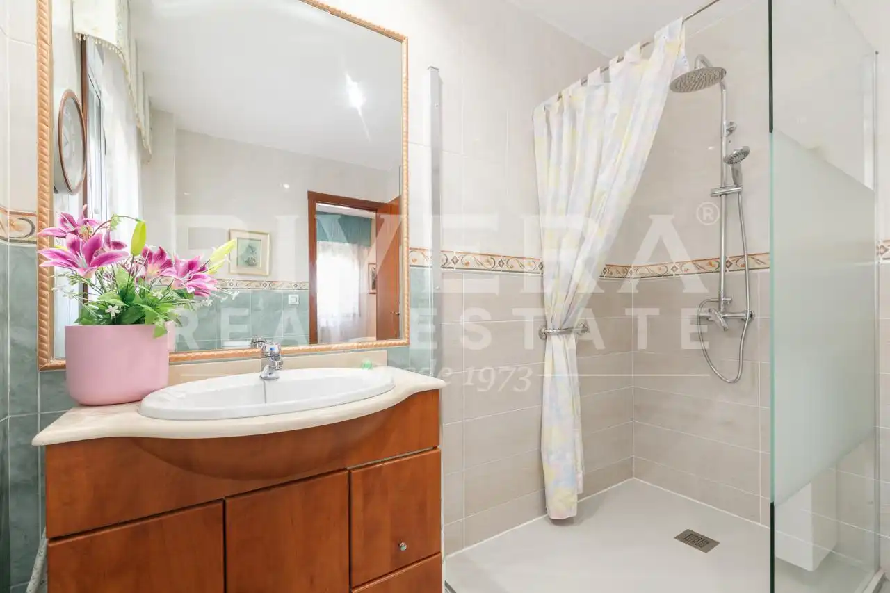 Baño de Casa o chalet en venta en Vigo  con Calefacción, Jardín privado y Parquet