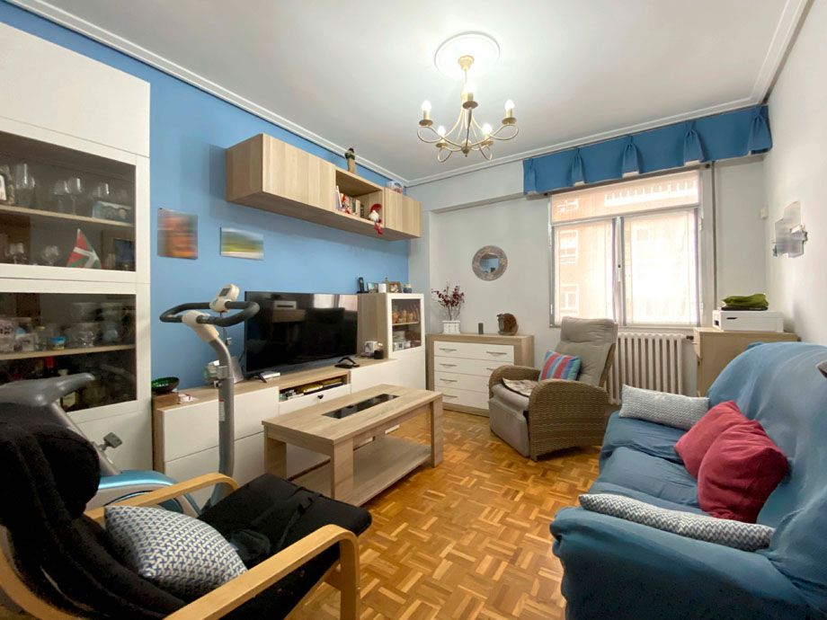Sala de estar de Piso en venta en Vitoria - Gasteiz con Calefacción, Parquet y Trastero