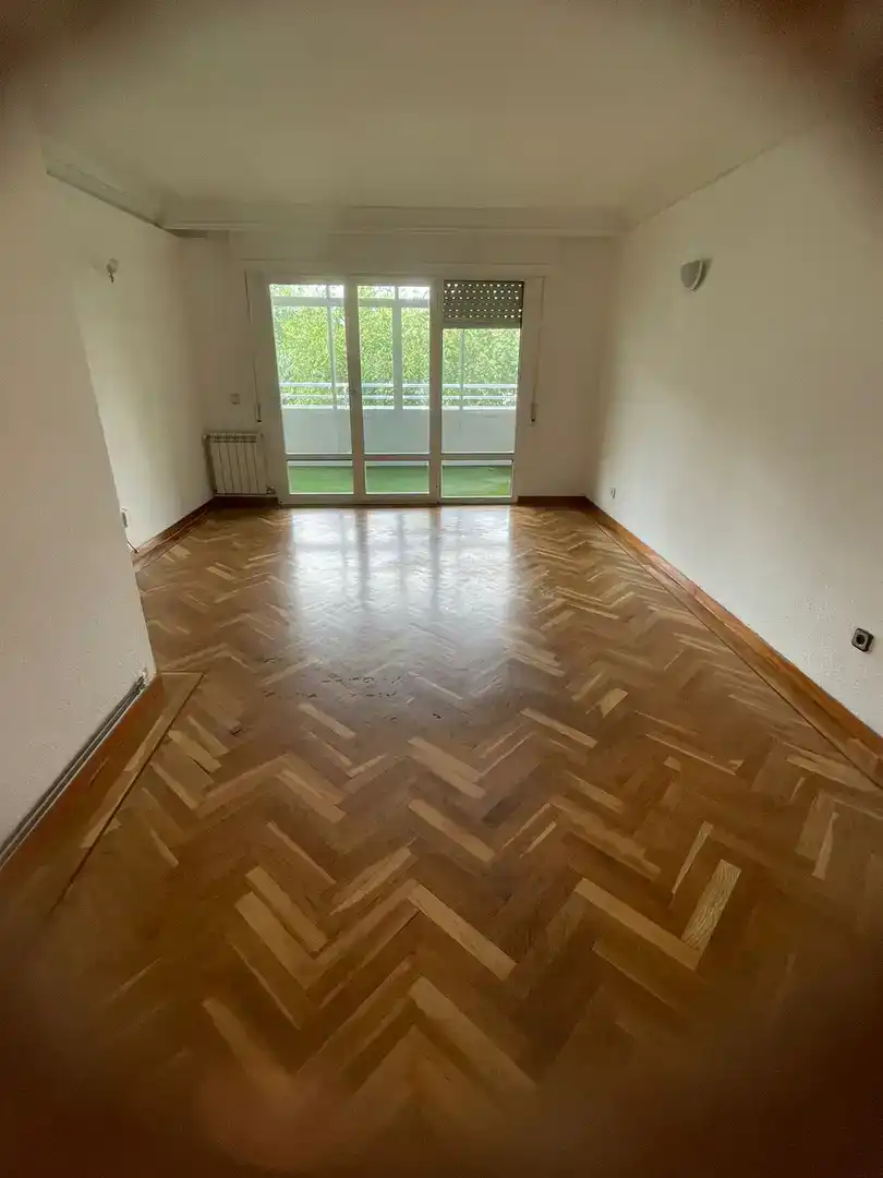 Sala de estar de Ático en venta en Pozuelo de Alarcón con Parquet