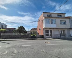 Vista exterior de Casa adosada en venda en O Grove   amb Jardí privat, Moblat i Balcó