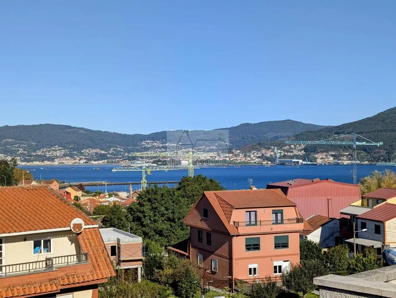 Vista exterior de Casa adosada en venda en Vigo  amb Calefacció, Jardí privat i Terrassa