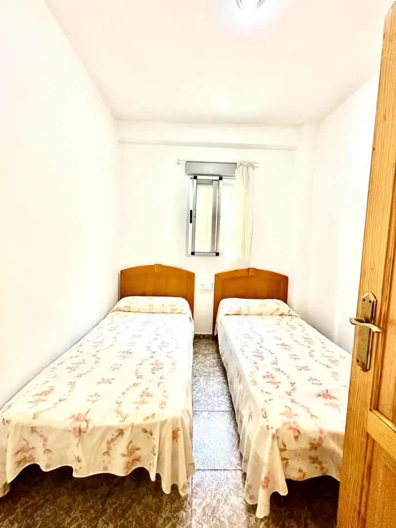 Dormitori de Apartament de lloguer en Miramar amb Terrassa, Moblat i Balcó