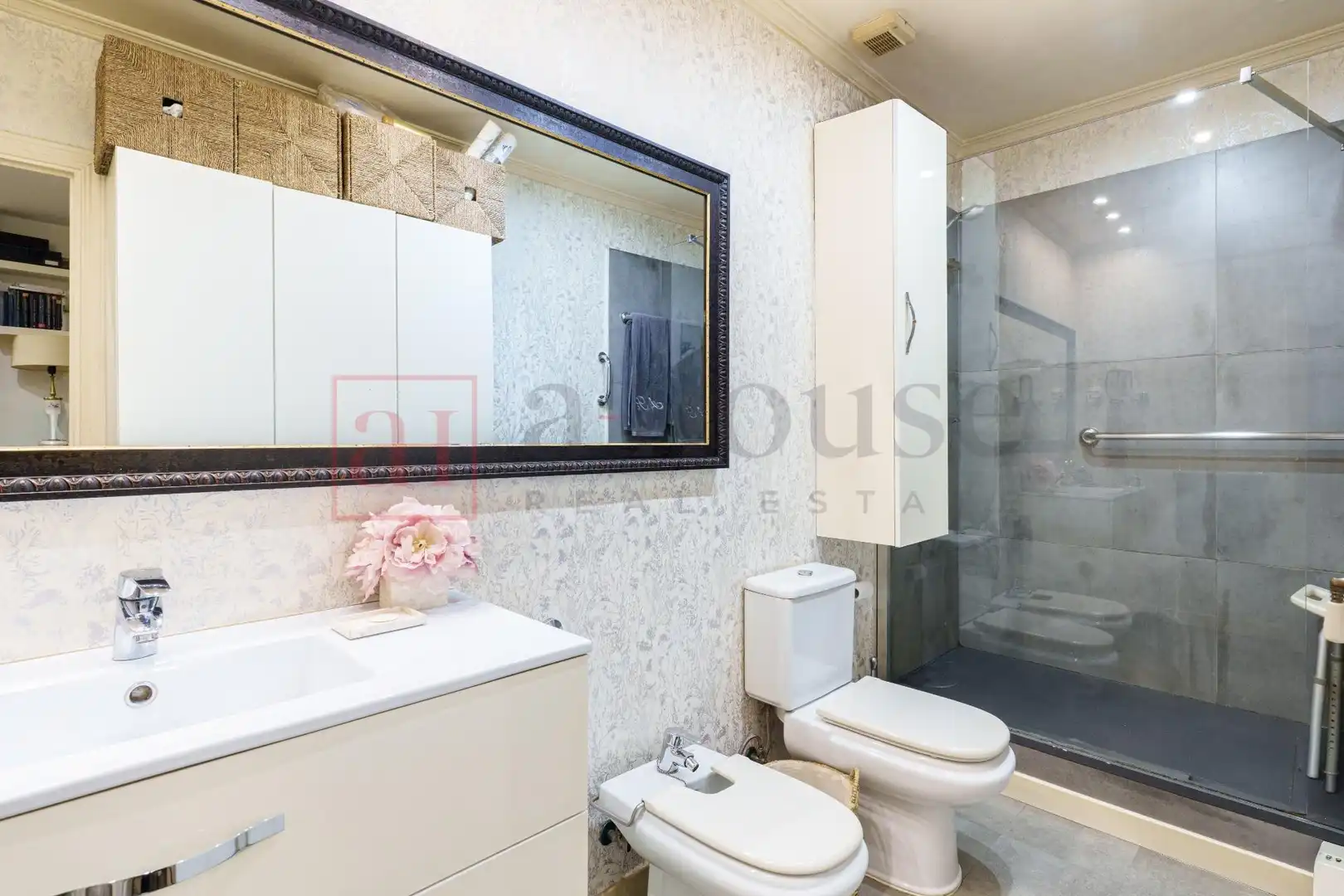 Baño de Local en venta en Madrid con Aire acondicionado y Amueblado
